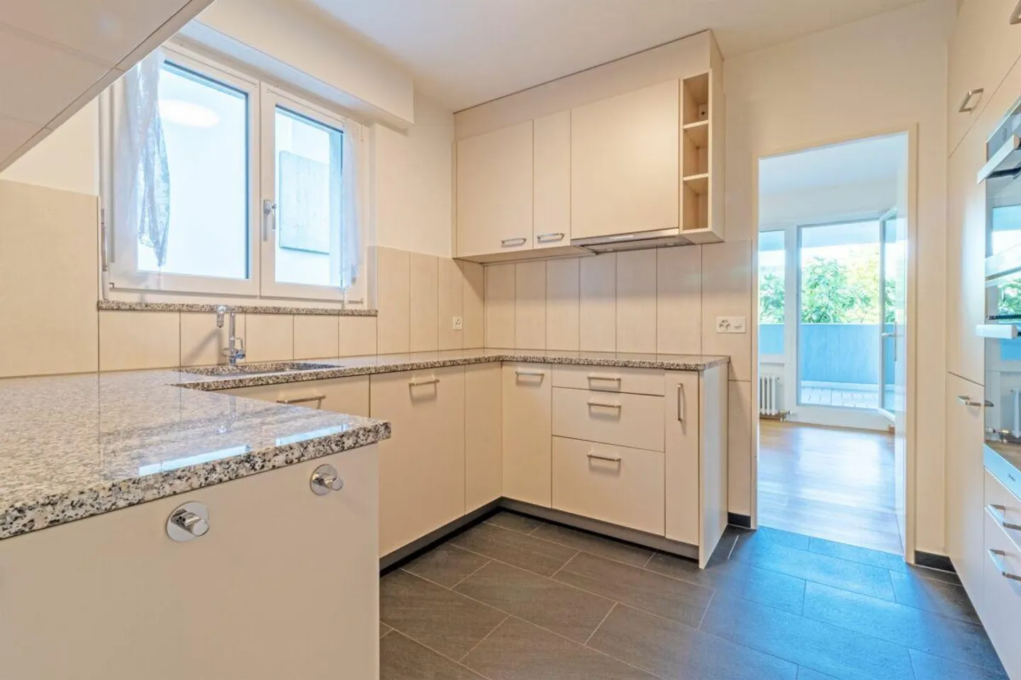 OPENHOUSE : 24.11.2025 DE 16H00 À 18H00 Appartement en terrasse spacieux de 5,5 pièces avec garage et salle de loisirs - Photo 4 sur 16