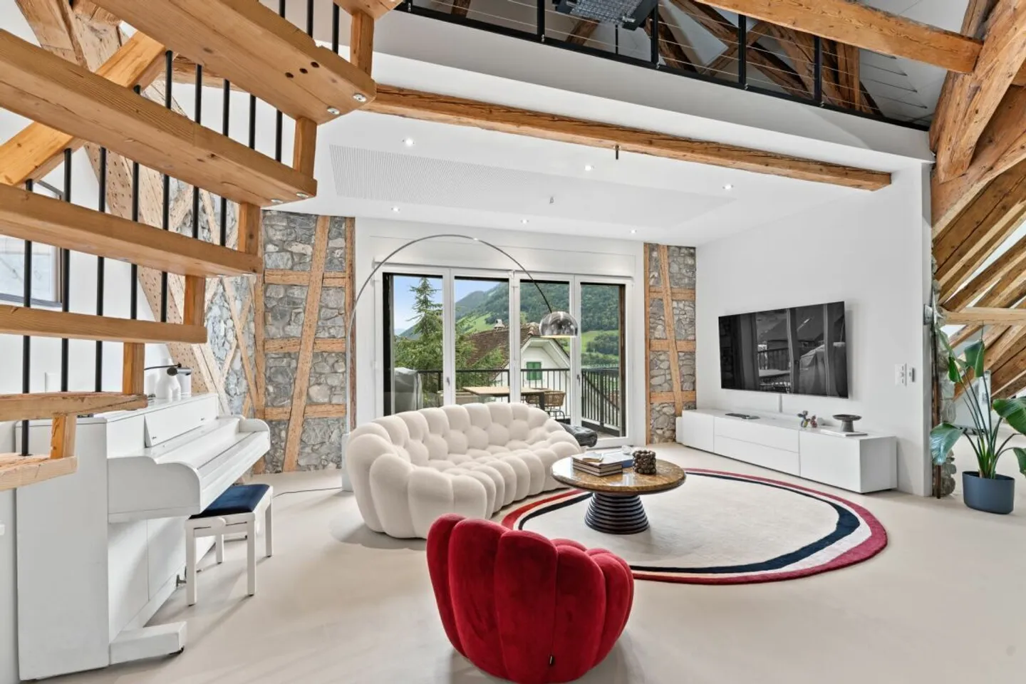 Appartement en penthouse élégant avec vue sur Mythen, le lac et la verdure luxuriante - Photo 4 sur 17