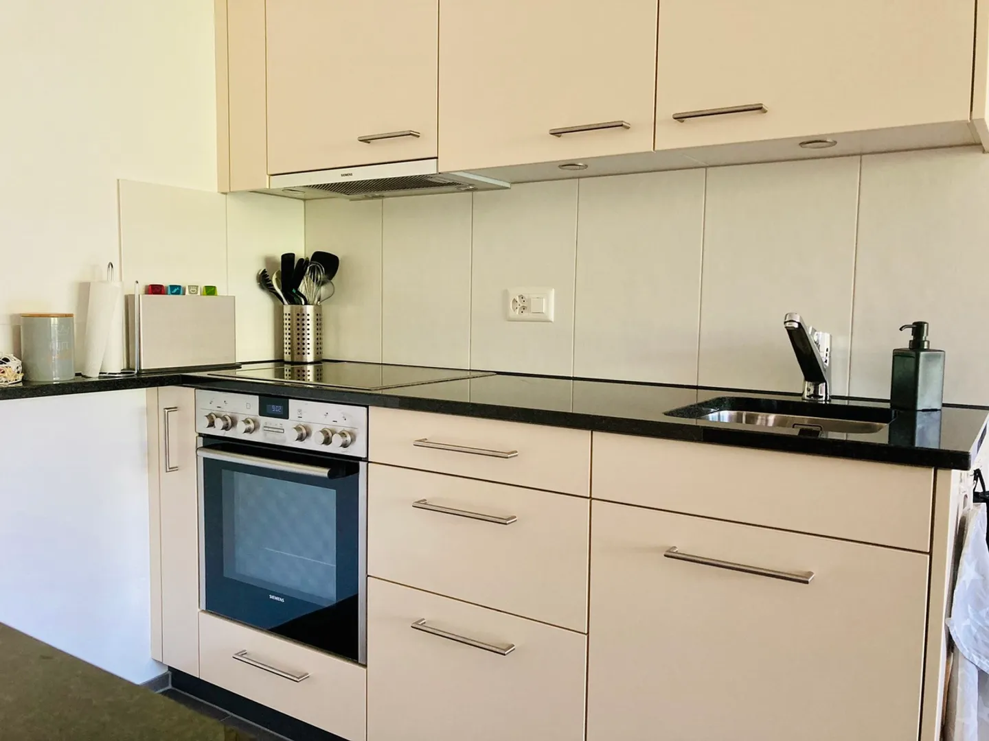 Modern apartment with stunning views in a central location - Photo 3 of 9