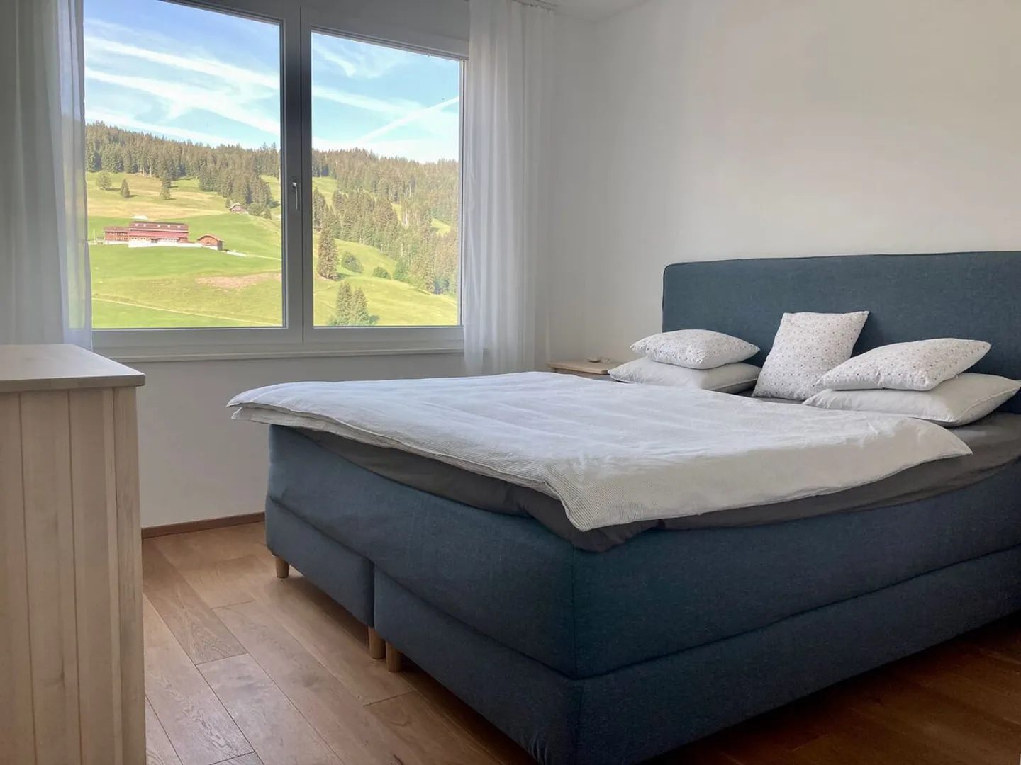 Modern apartment with stunning views in a central location - Photo 4 of 9