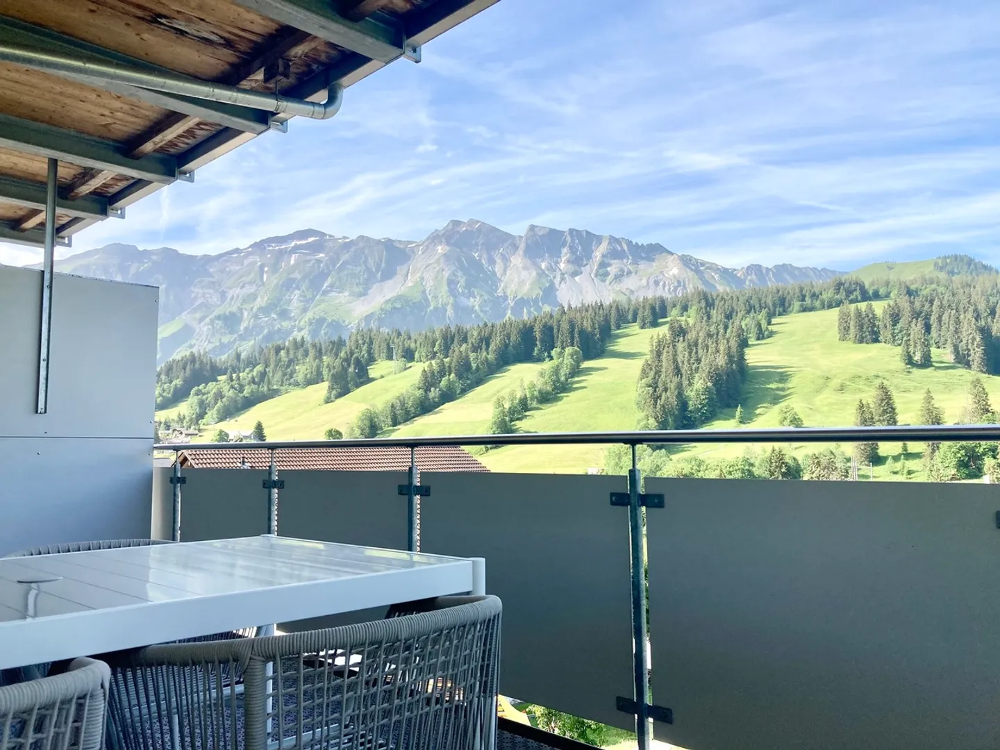 Modern apartment with stunning views in a central location - Photo 8 of 9