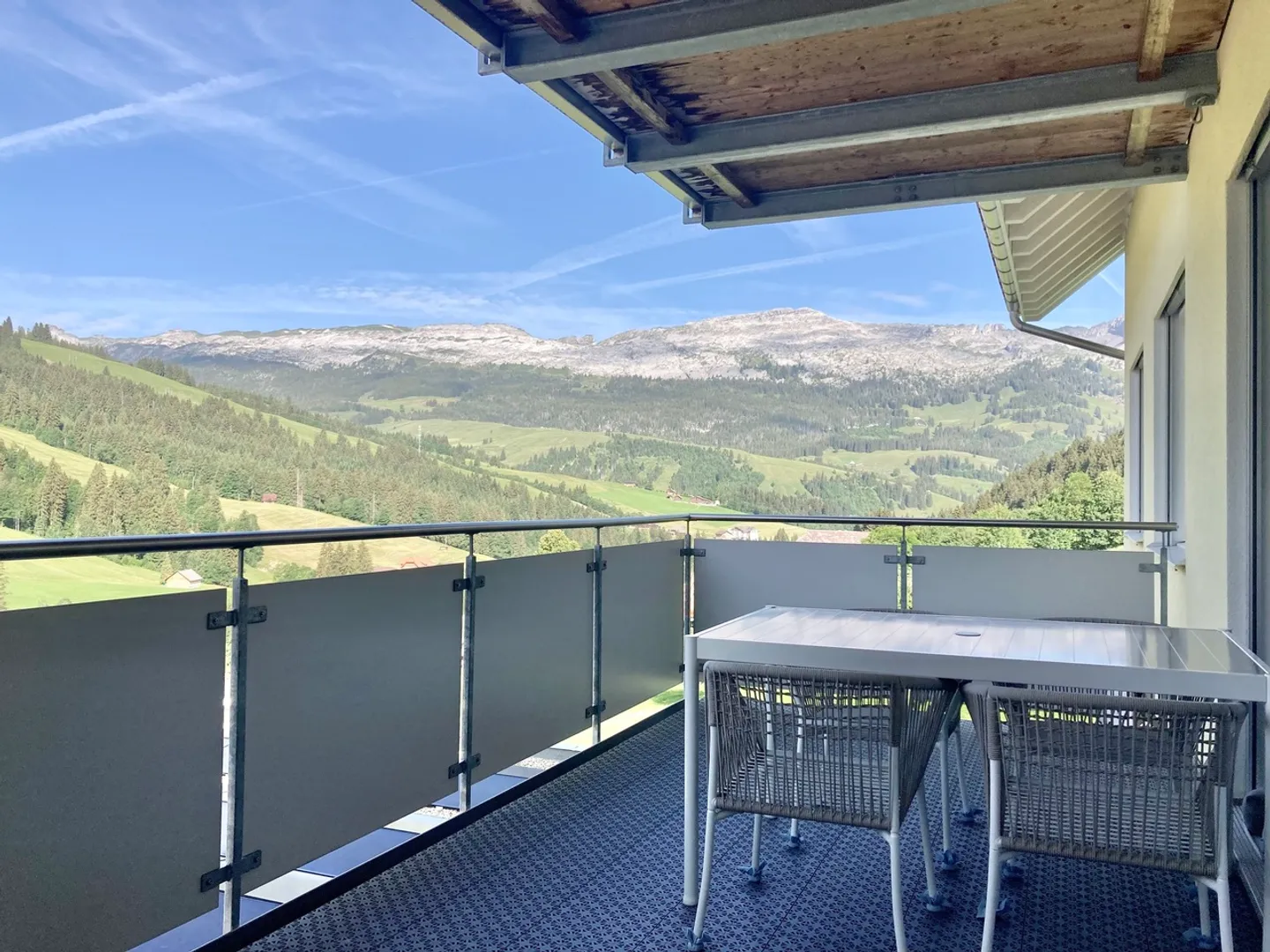 Modern apartment with stunning views in a central location - Photo 9 of 9