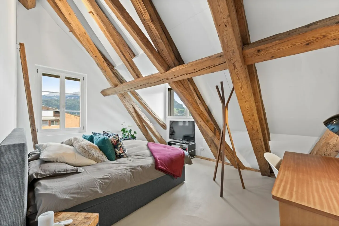 Appartement en penthouse élégant avec vue sur Mythen, le lac et la verdure luxuriante - Photo 13 sur 17