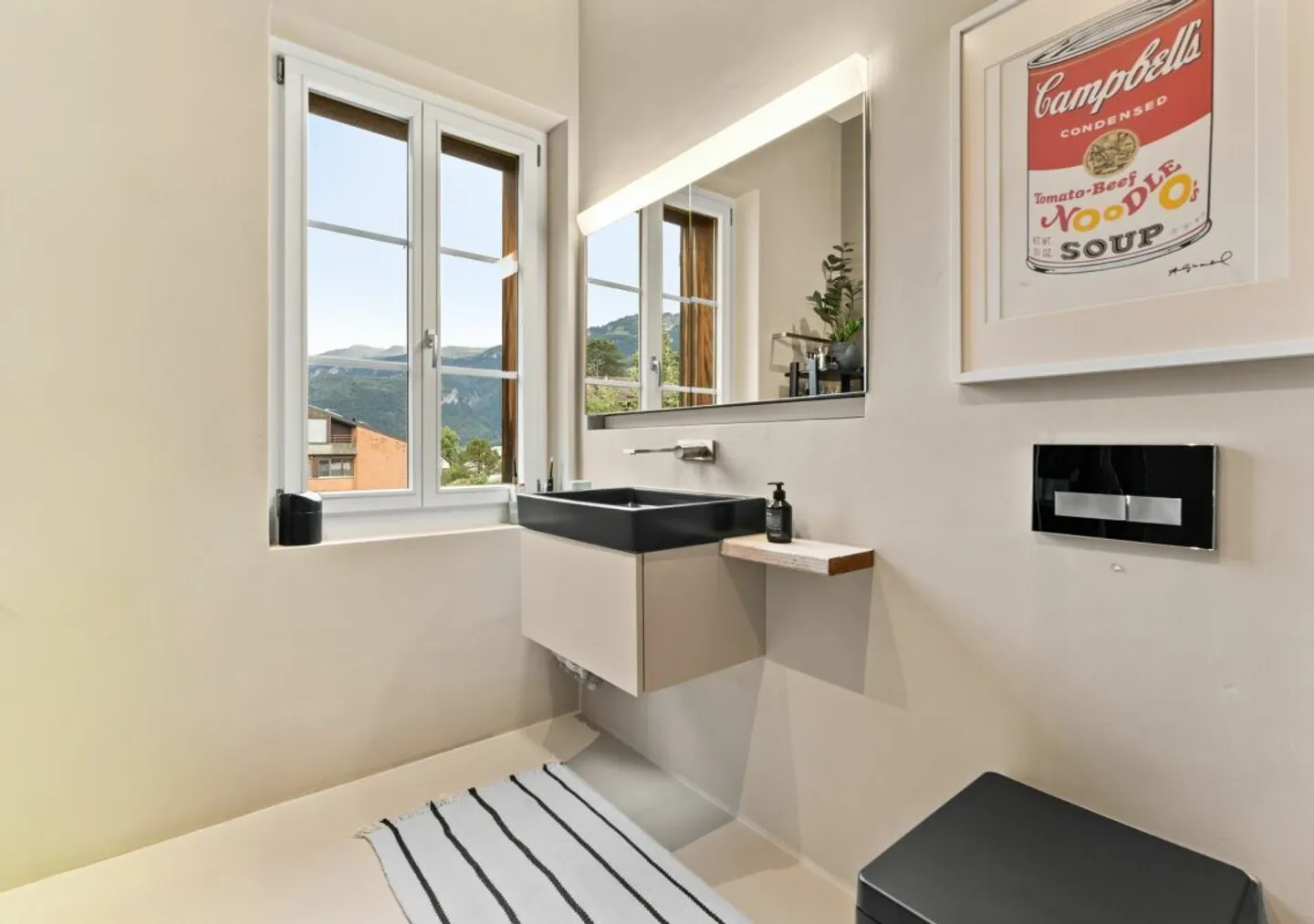 Appartement en penthouse élégant avec vue sur Mythen, le lac et la verdure luxuriante - Photo 12 sur 17