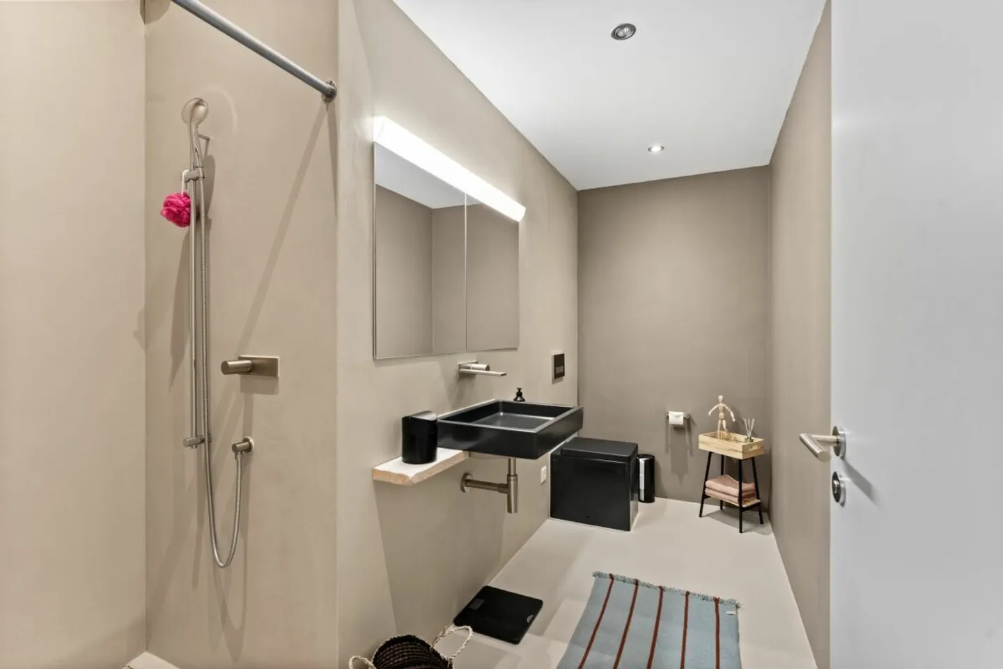 Appartement en penthouse élégant avec vue sur Mythen, le lac et la verdure luxuriante - Photo 15 sur 17