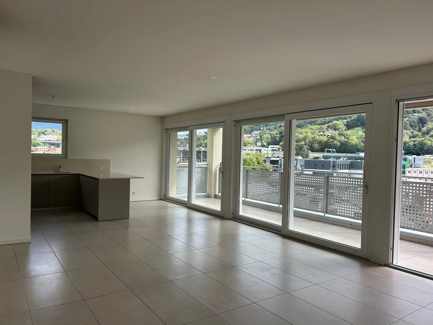 LUGANO PAMBIO-NORANCO - 4.5-ROOM APARTMENT FOR RENT - Photo 2 of 11