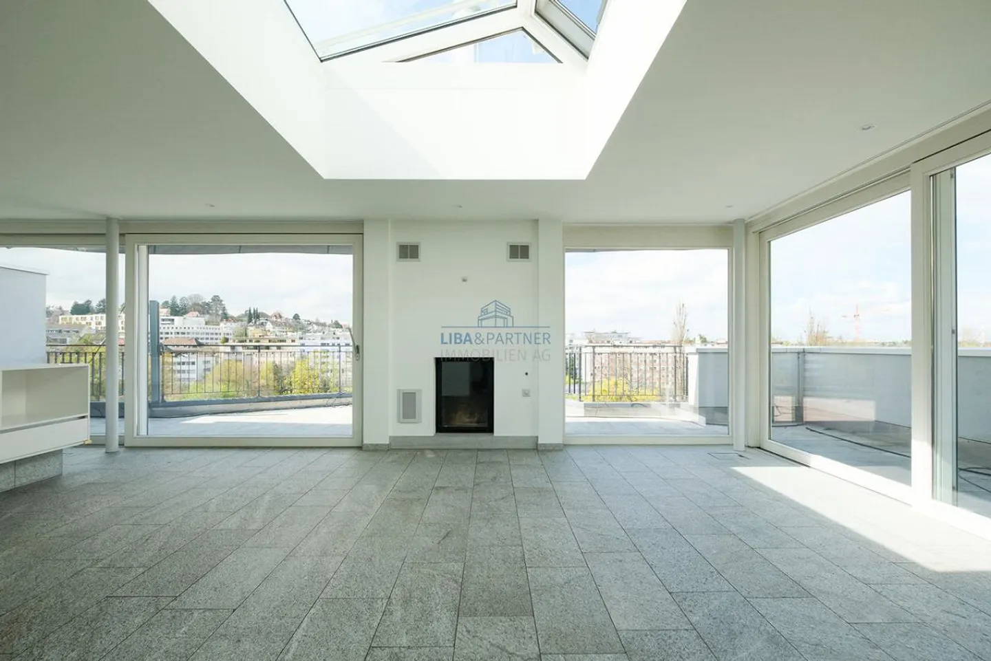 Maisonette en attique avec vue dégagée sur Binningen et Bâle - Photo 3 sur 15