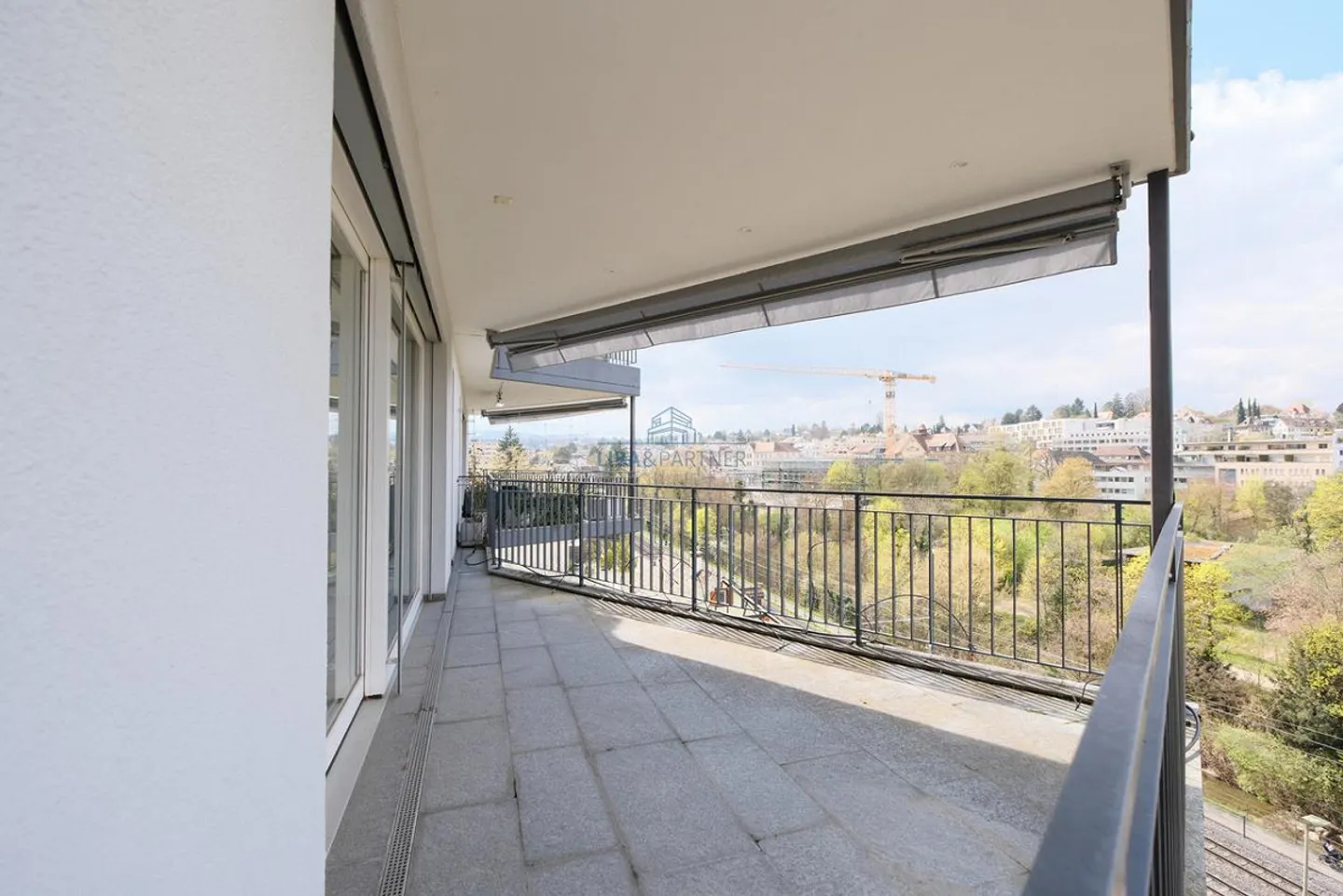 Maisonette en attique avec vue dégagée sur Binningen et Bâle - Photo 9 sur 15