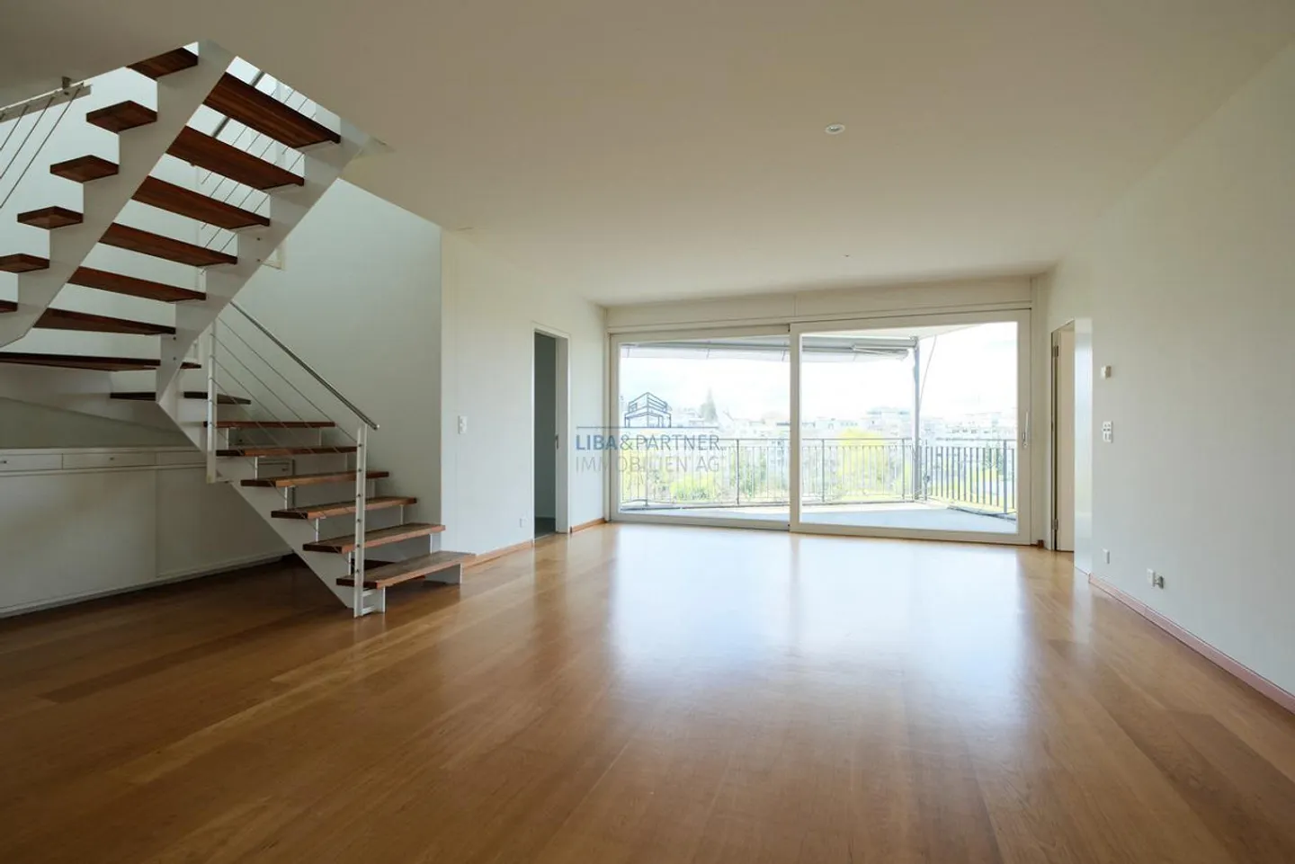 Maisonette en attique avec vue dégagée sur Binningen et Bâle - Photo 8 sur 15
