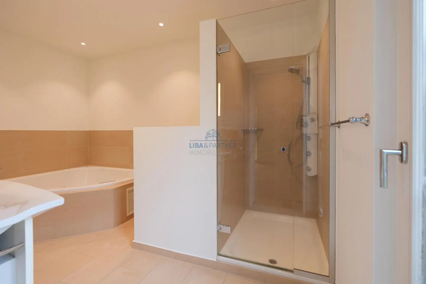 Maisonette en attique avec vue dégagée sur Binningen et Bâle - Photo 12 sur 15