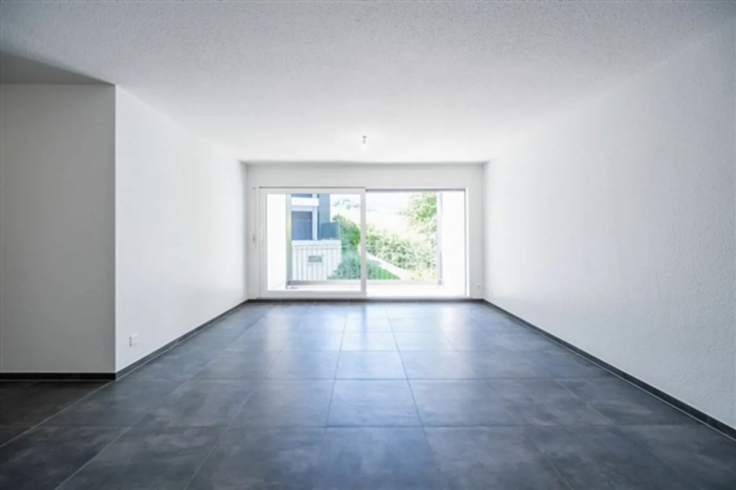 Beautiful completely renovated 3.5 room apartment with balcony - Photo 2 of 14