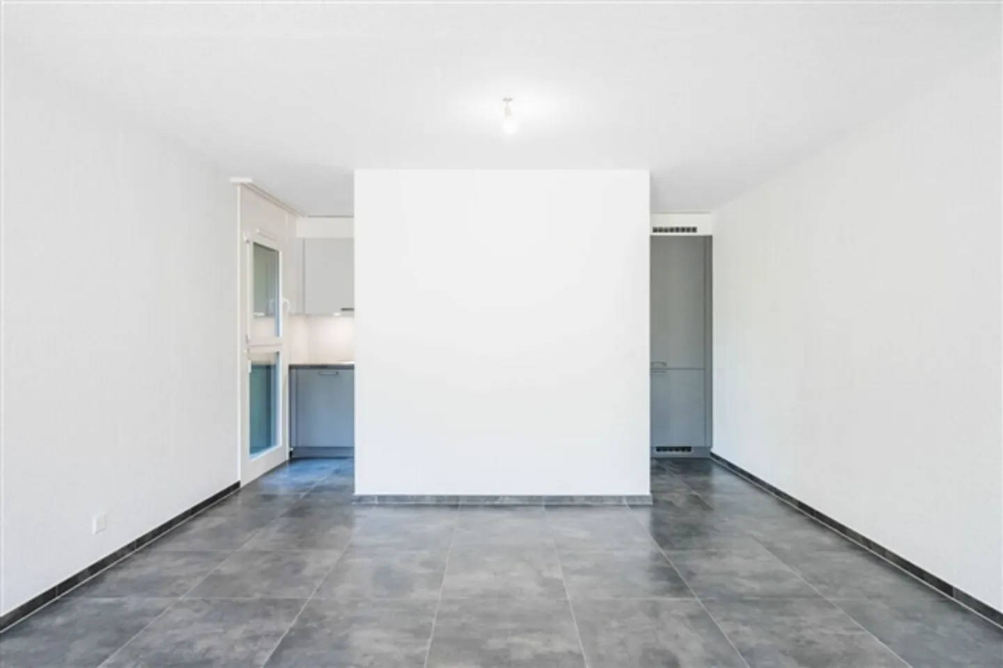 Beautiful completely renovated 3.5 room apartment with balcony - Photo 3 of 14