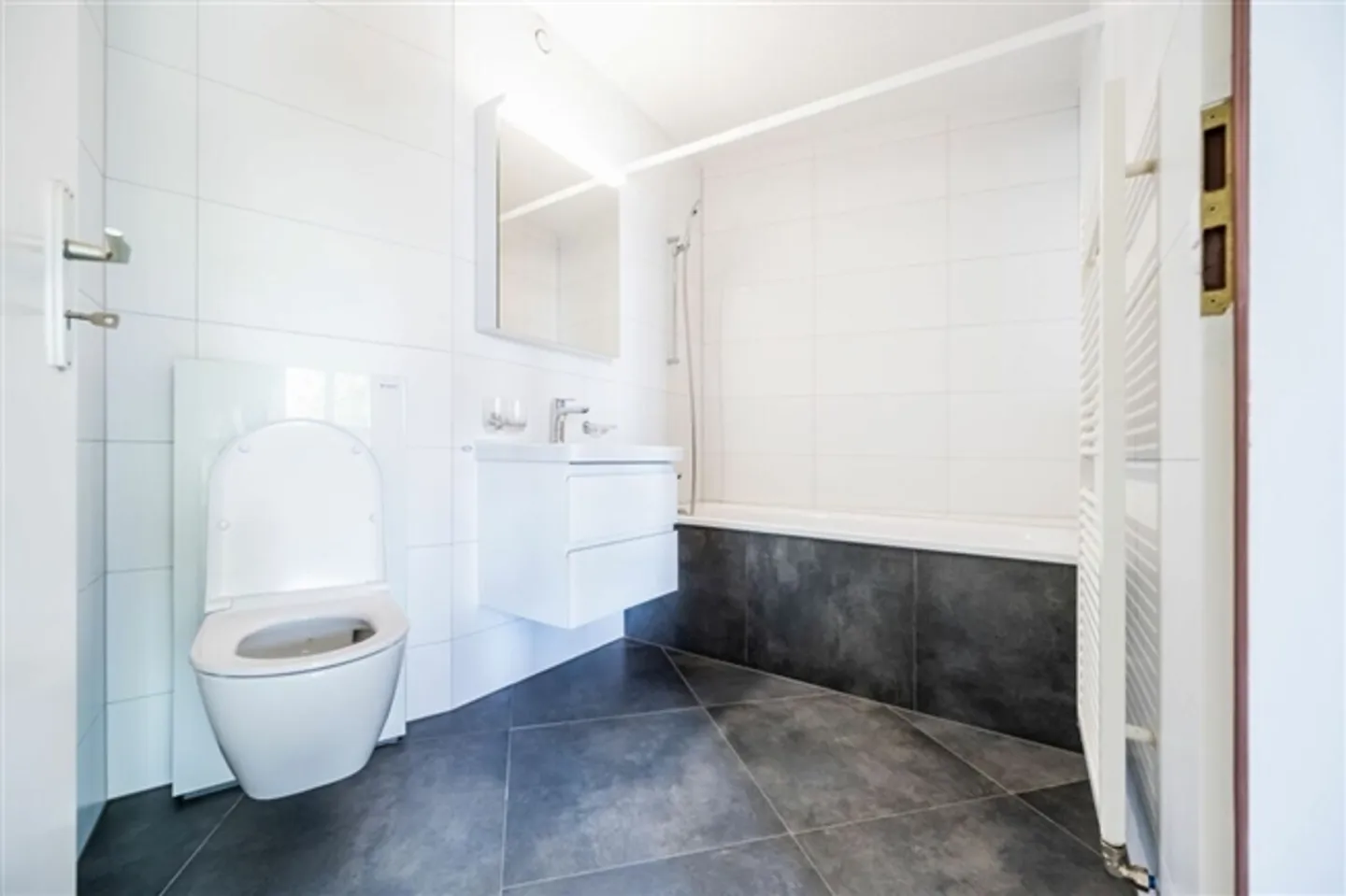 Beautiful completely renovated 3.5 room apartment with balcony - Photo 8 of 14