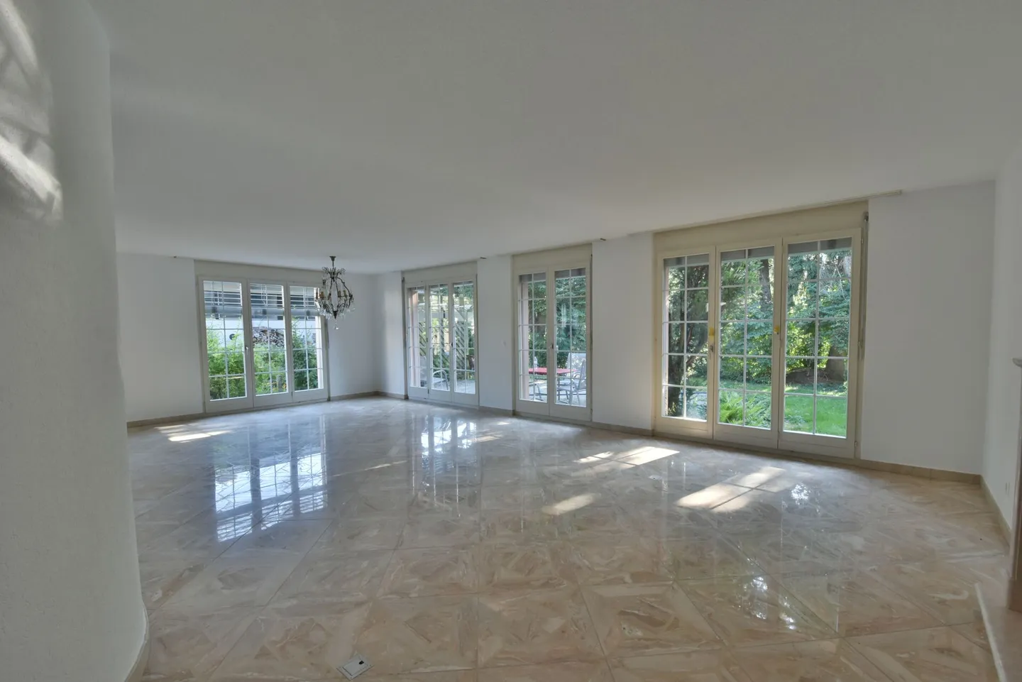 Casa unifamiliare di 5,5 stanze con fascino, grande giardino e posizione centrale a Derendingen! - Foto 5 di 17