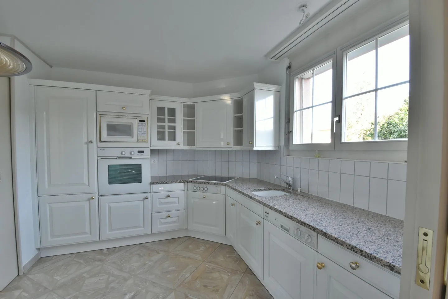 Casa unifamiliare di 5,5 stanze con fascino, grande giardino e posizione centrale a Derendingen! - Foto 6 di 17