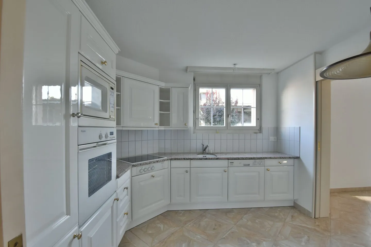 Casa unifamiliare di 5,5 stanze con fascino, grande giardino e posizione centrale a Derendingen! - Foto 7 di 17