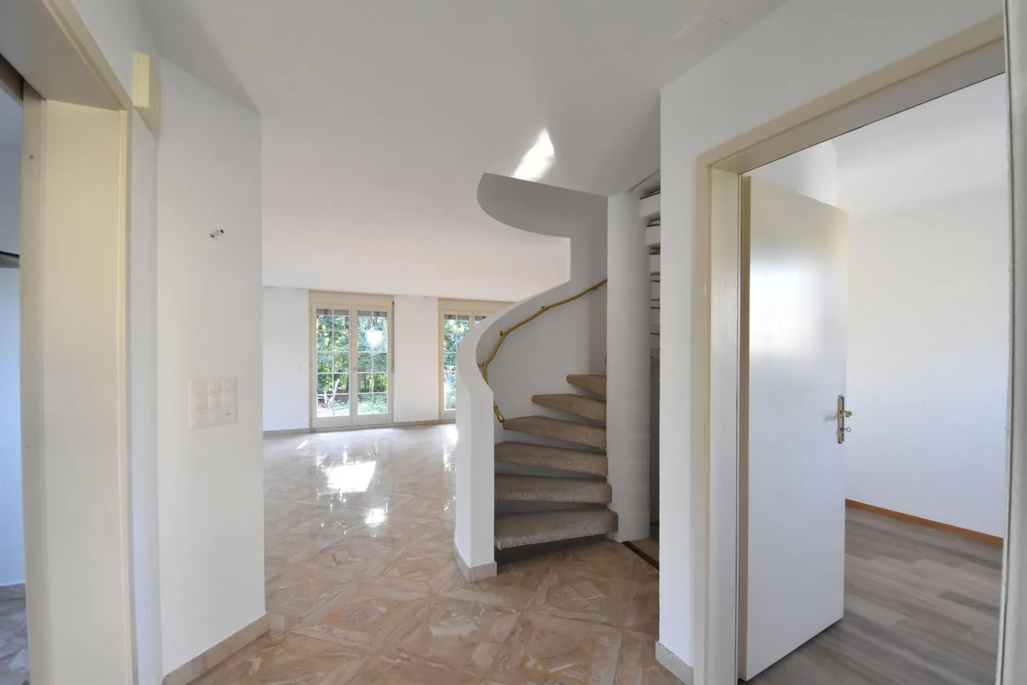 Casa unifamiliare di 5,5 stanze con fascino, grande giardino e posizione centrale a Derendingen! - Foto 10 di 17