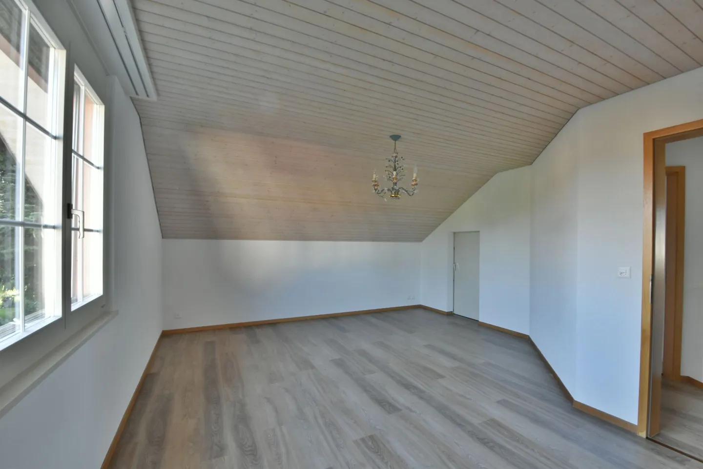 Casa unifamiliare di 5,5 stanze con fascino, grande giardino e posizione centrale a Derendingen! - Foto 11 di 17