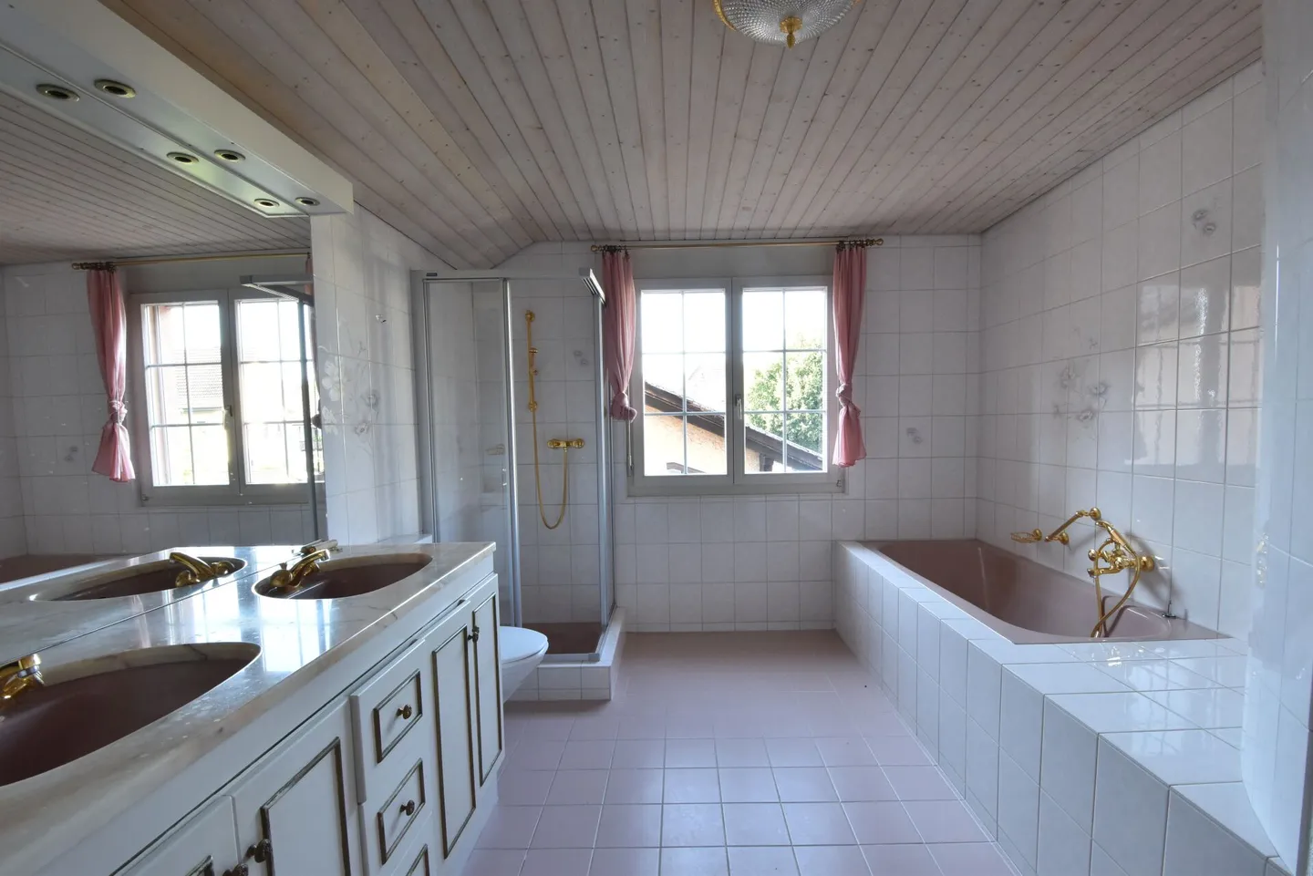 Casa unifamiliare di 5,5 stanze con fascino, grande giardino e posizione centrale a Derendingen! - Foto 12 di 17