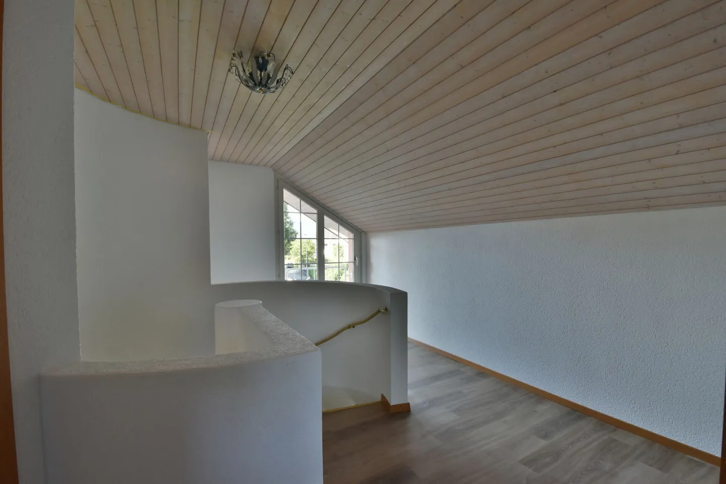 Casa unifamiliare di 5,5 stanze con fascino, grande giardino e posizione centrale a Derendingen! - Foto 13 di 17