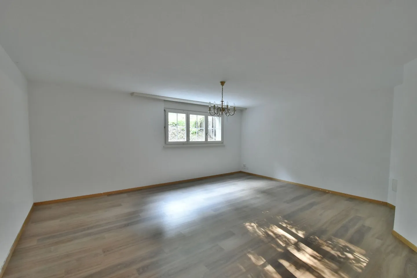 Casa unifamiliare di 5,5 stanze con fascino, grande giardino e posizione centrale a Derendingen! - Foto 14 di 17