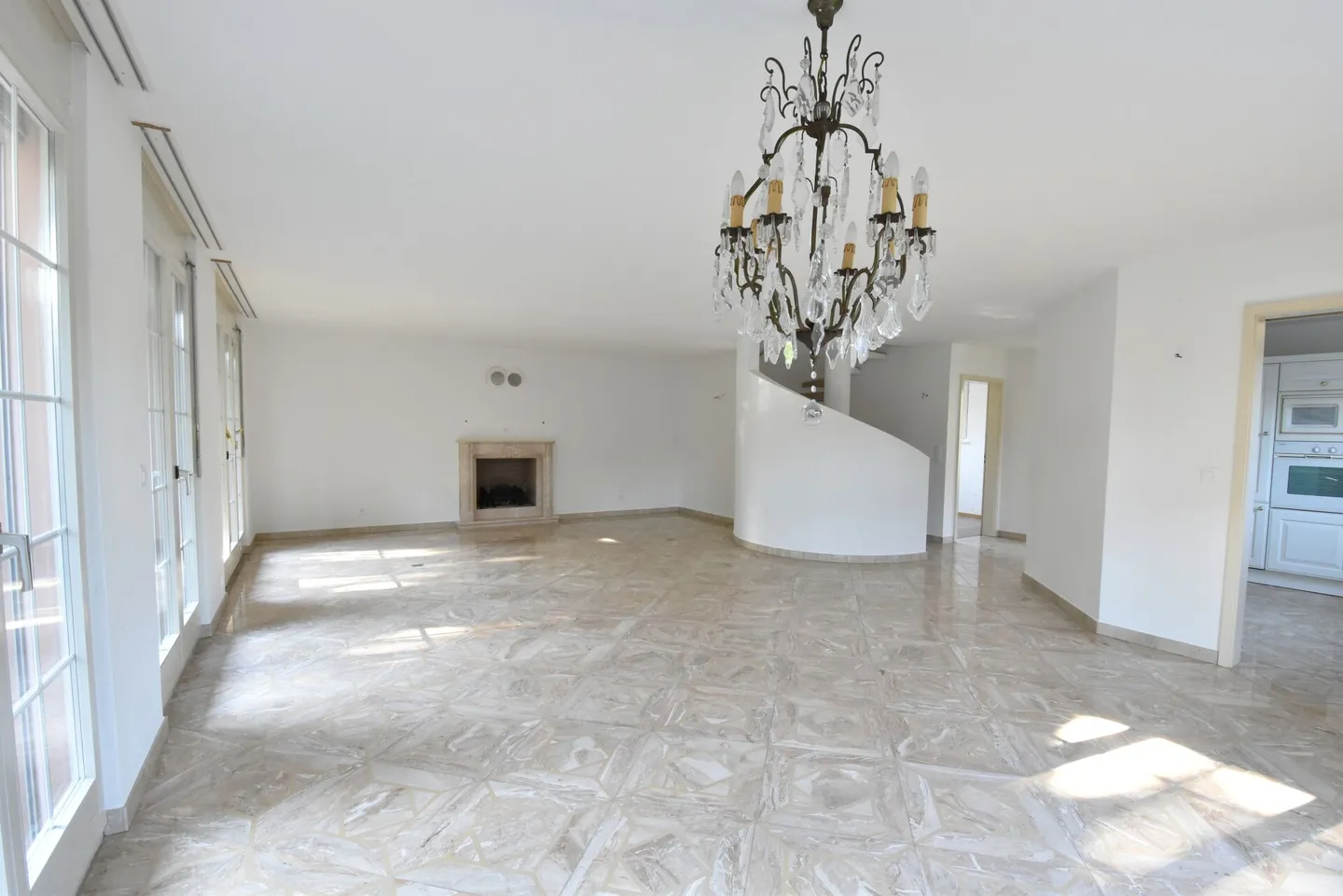 Casa unifamiliare di 5,5 stanze con fascino, grande giardino e posizione centrale a Derendingen! - Foto 9 di 17