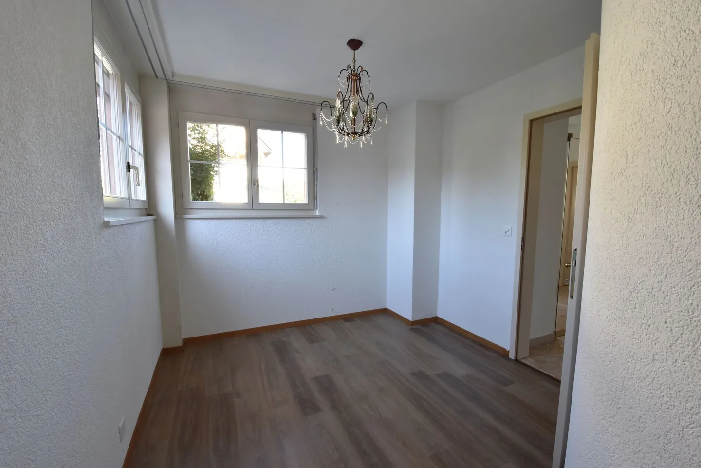 Casa unifamiliare di 5,5 stanze con fascino, grande giardino e posizione centrale a Derendingen! - Foto 16 di 17