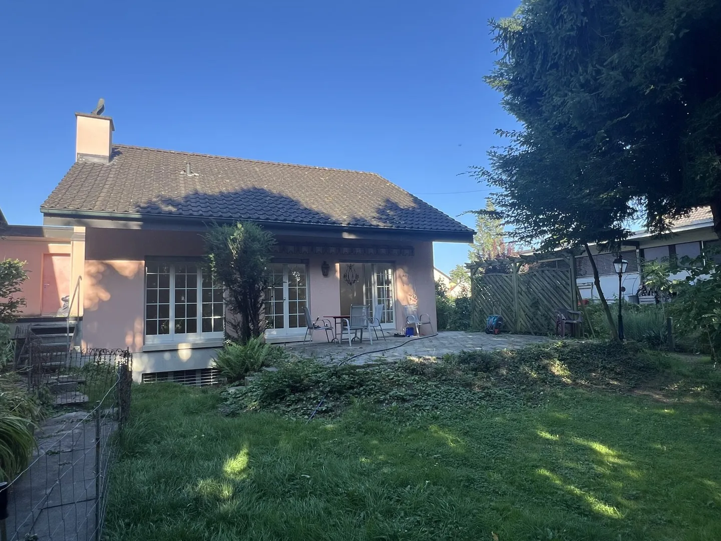 Casa unifamiliare di 5,5 stanze con fascino, grande giardino e posizione centrale a Derendingen! - Foto 1 di 17