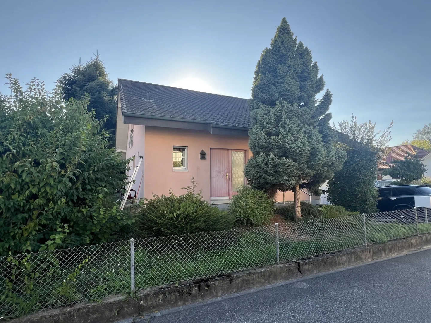 Casa unifamiliare di 5,5 stanze con fascino, grande giardino e posizione centrale a Derendingen! - Foto 2 di 17