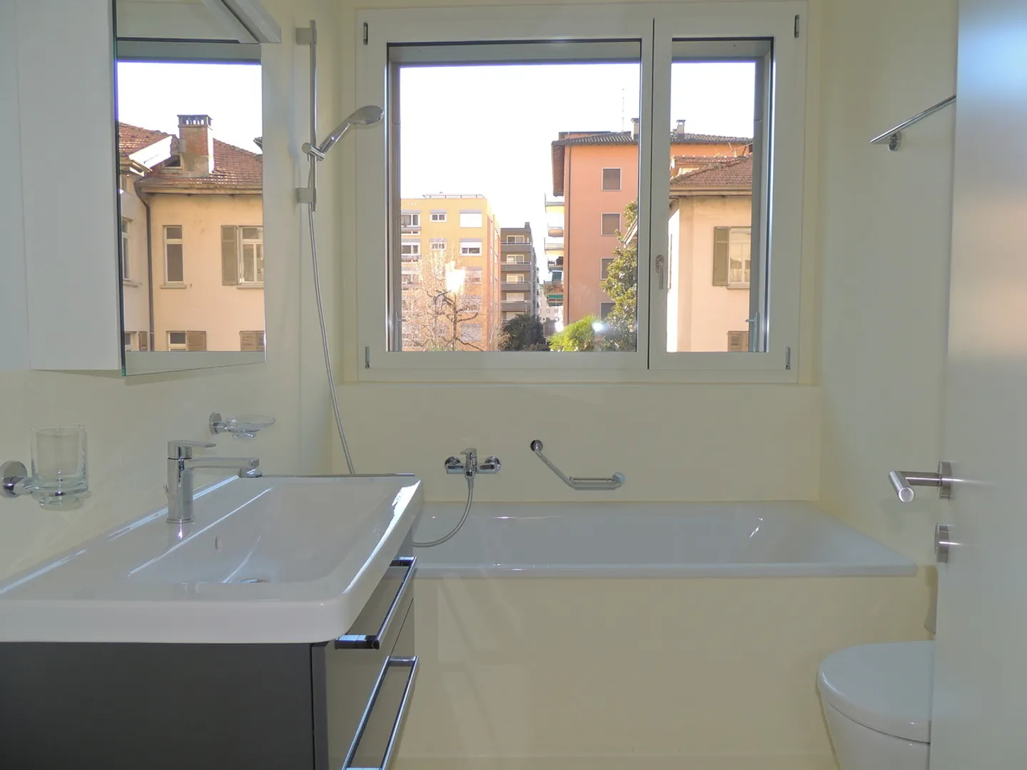 Luminoso appartamento a Cassarate - Foto 6 von 8