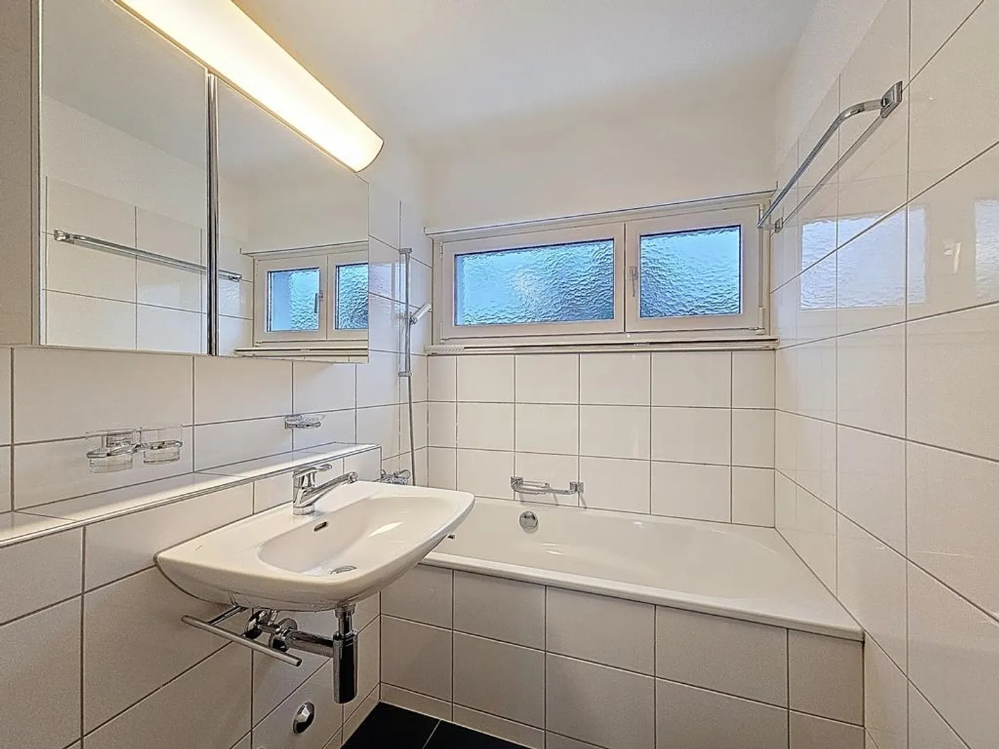 Luminoso appartamento di 3 stanze al 2° piano in posizione centrale a Meilen - Foto 3 di 8