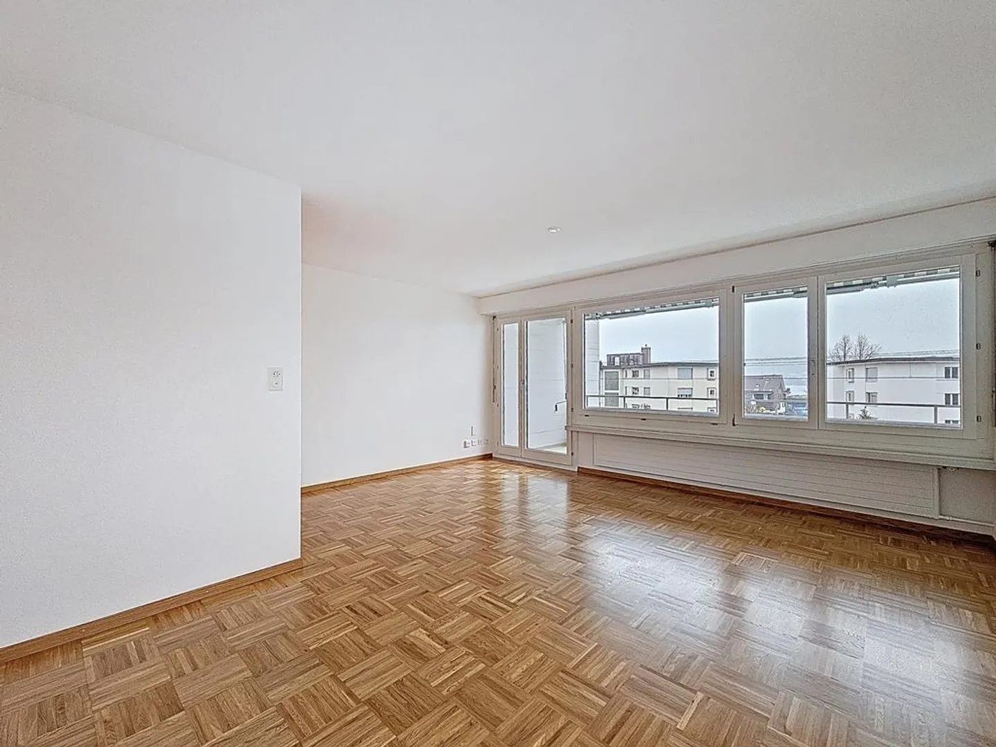 Luminoso appartamento di 3 stanze al 2° piano in posizione centrale a Meilen - Foto 4 di 8