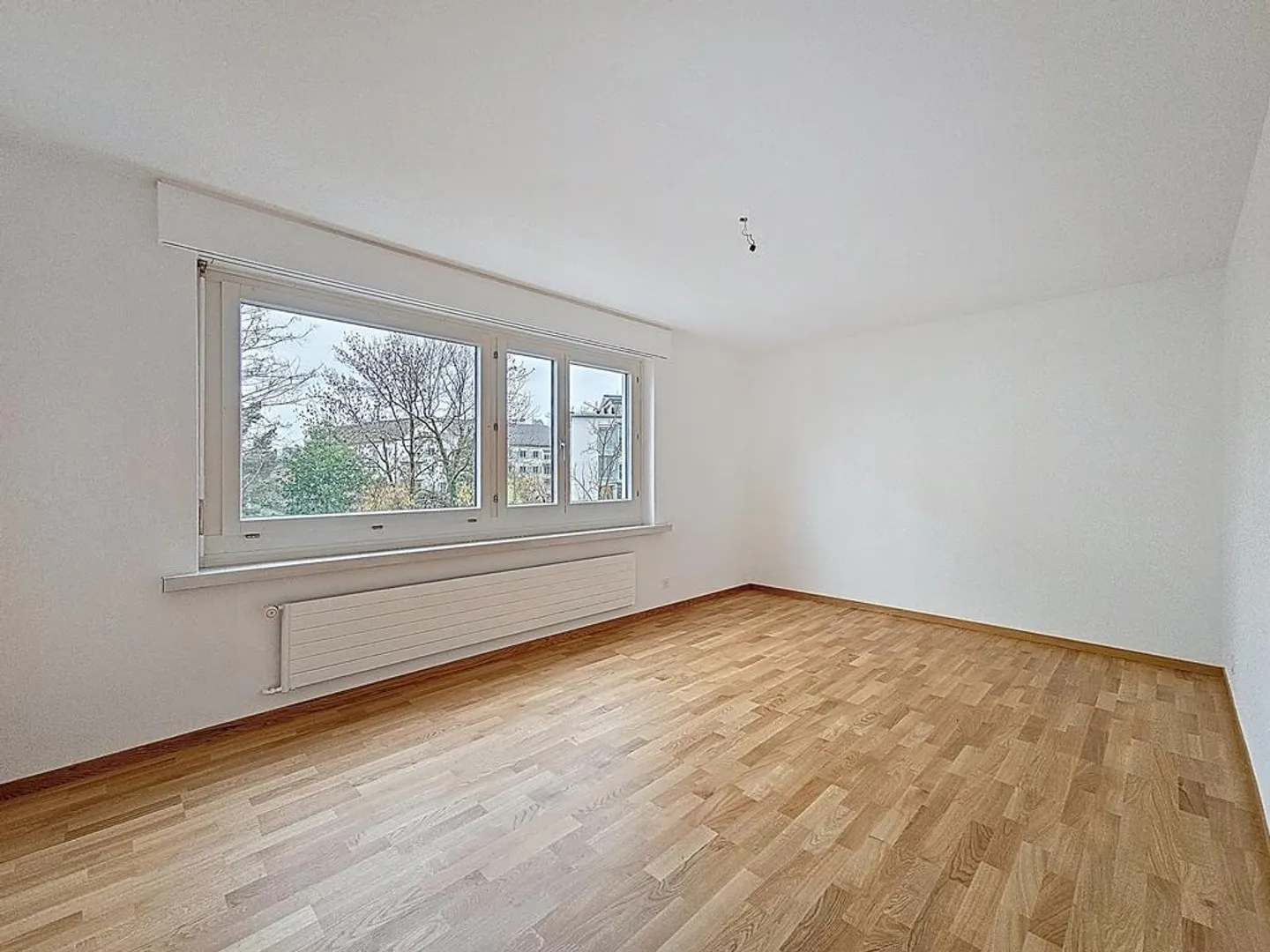 Luminoso appartamento di 3 stanze al 2° piano in posizione centrale a Meilen - Foto 5 di 8