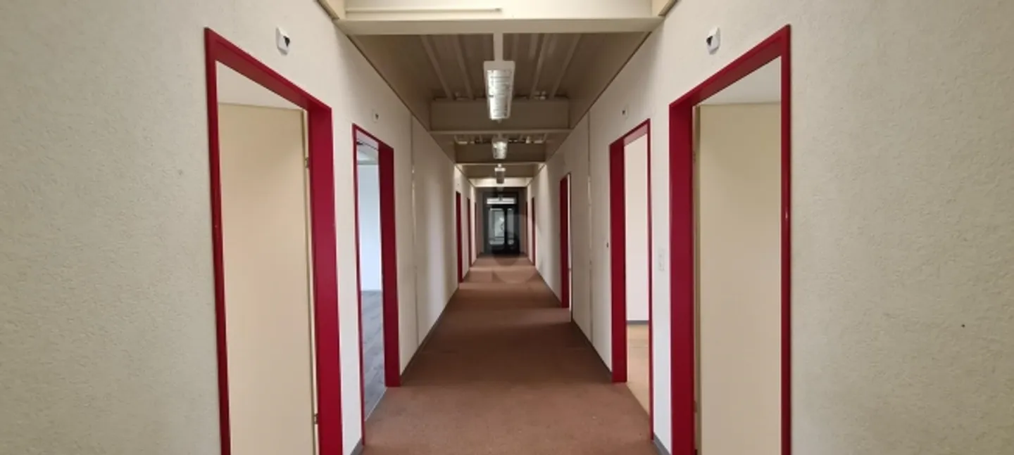 SPACIOUS, IN INDUSTRIAL ZONE - Photo 4 of 5