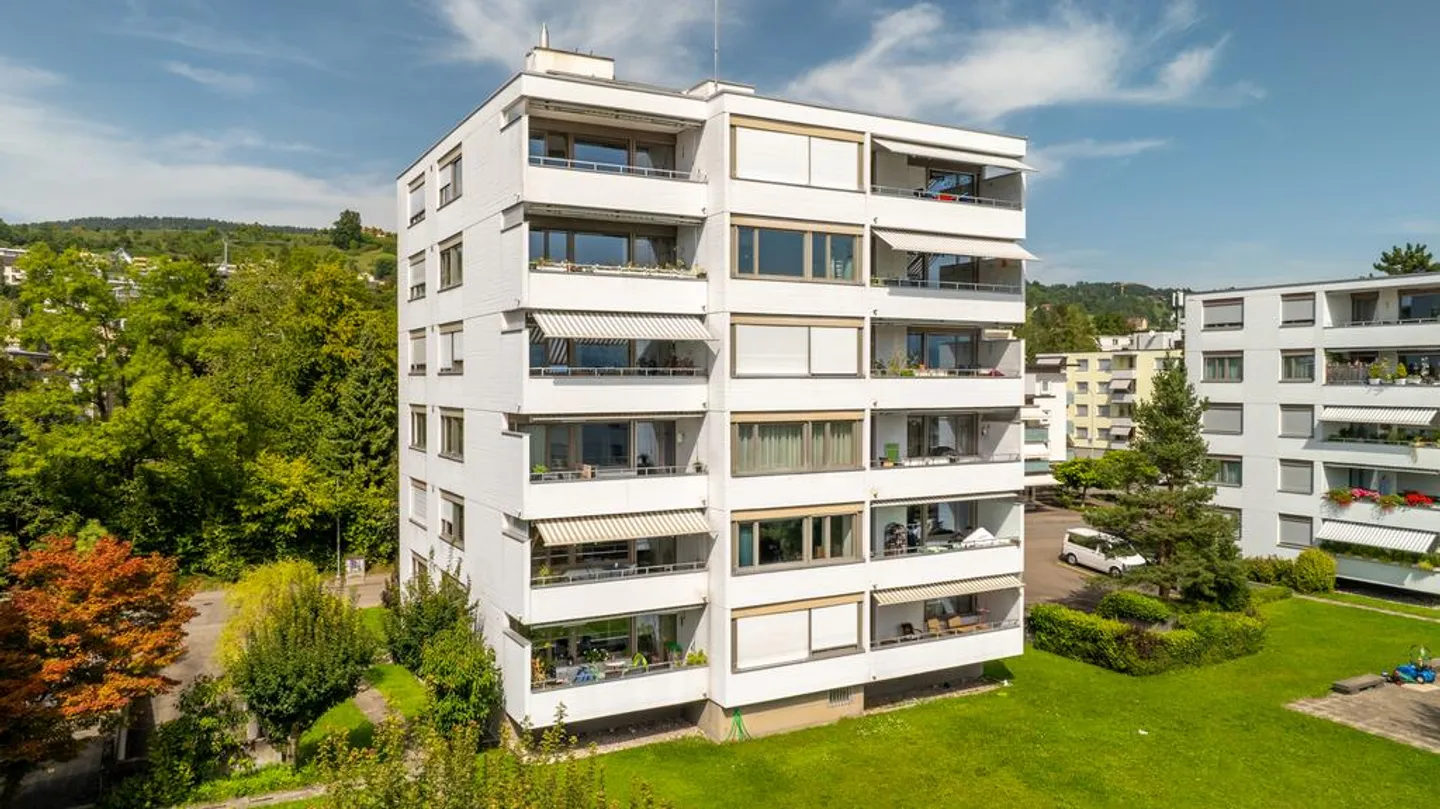 Luminoso appartamento di 3 stanze al 2° piano in posizione centrale a Meilen - Foto 1 di 8