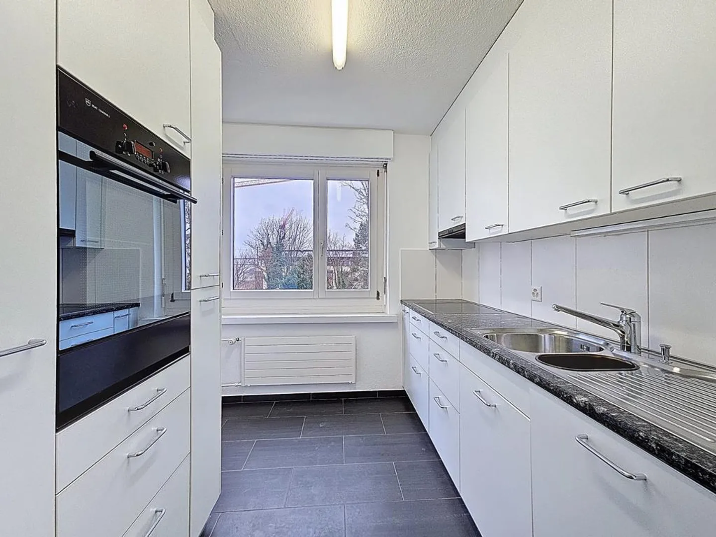 Luminoso appartamento di 3 stanze al 2° piano in posizione centrale a Meilen - Foto 2 di 8