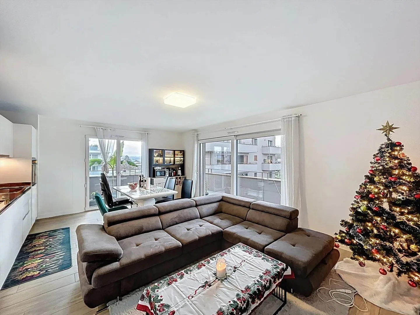 Bel appartamento recente con grande balcone - Foto 1 di 8