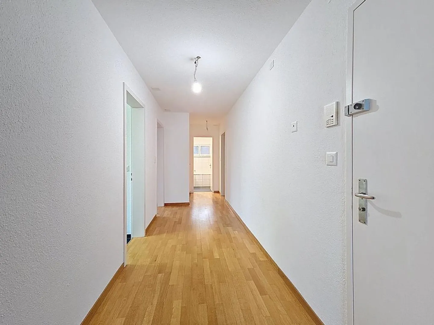 Luminoso appartamento di 3 stanze al 2° piano in posizione centrale a Meilen - Foto 6 di 8