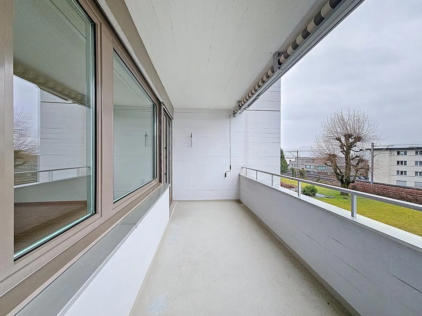 Luminoso appartamento di 3 stanze al 2° piano in posizione centrale a Meilen - Foto 7 di 8