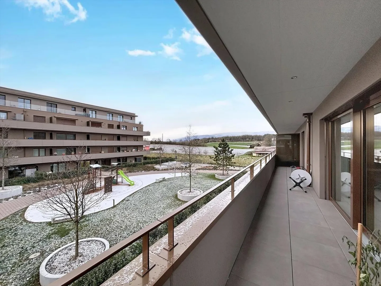 Bel appartamento recente con grande balcone - Foto 2 di 8