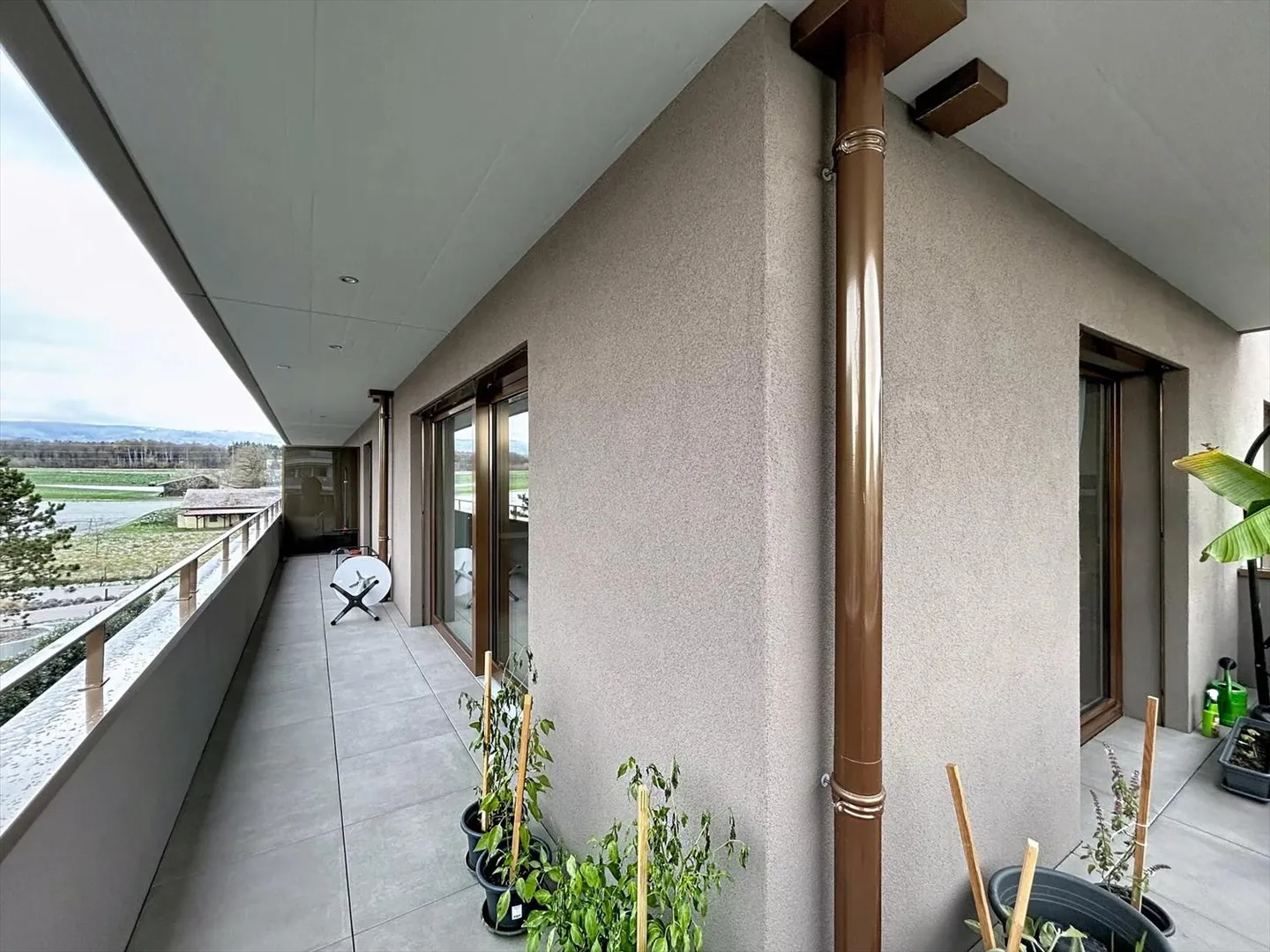 Bel appartamento recente con grande balcone - Foto 4 di 8