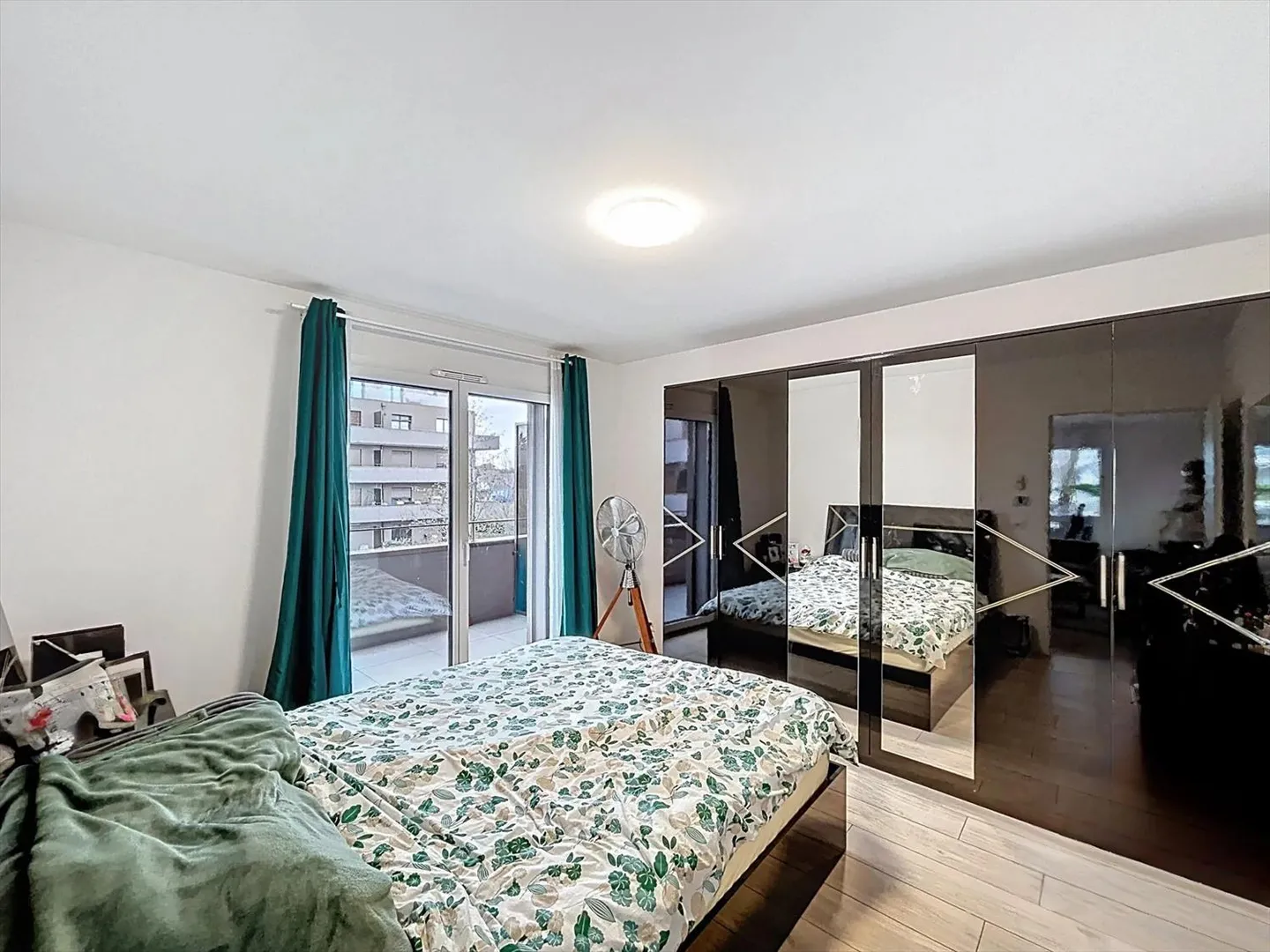 Bel appartamento recente con grande balcone - Foto 5 di 8