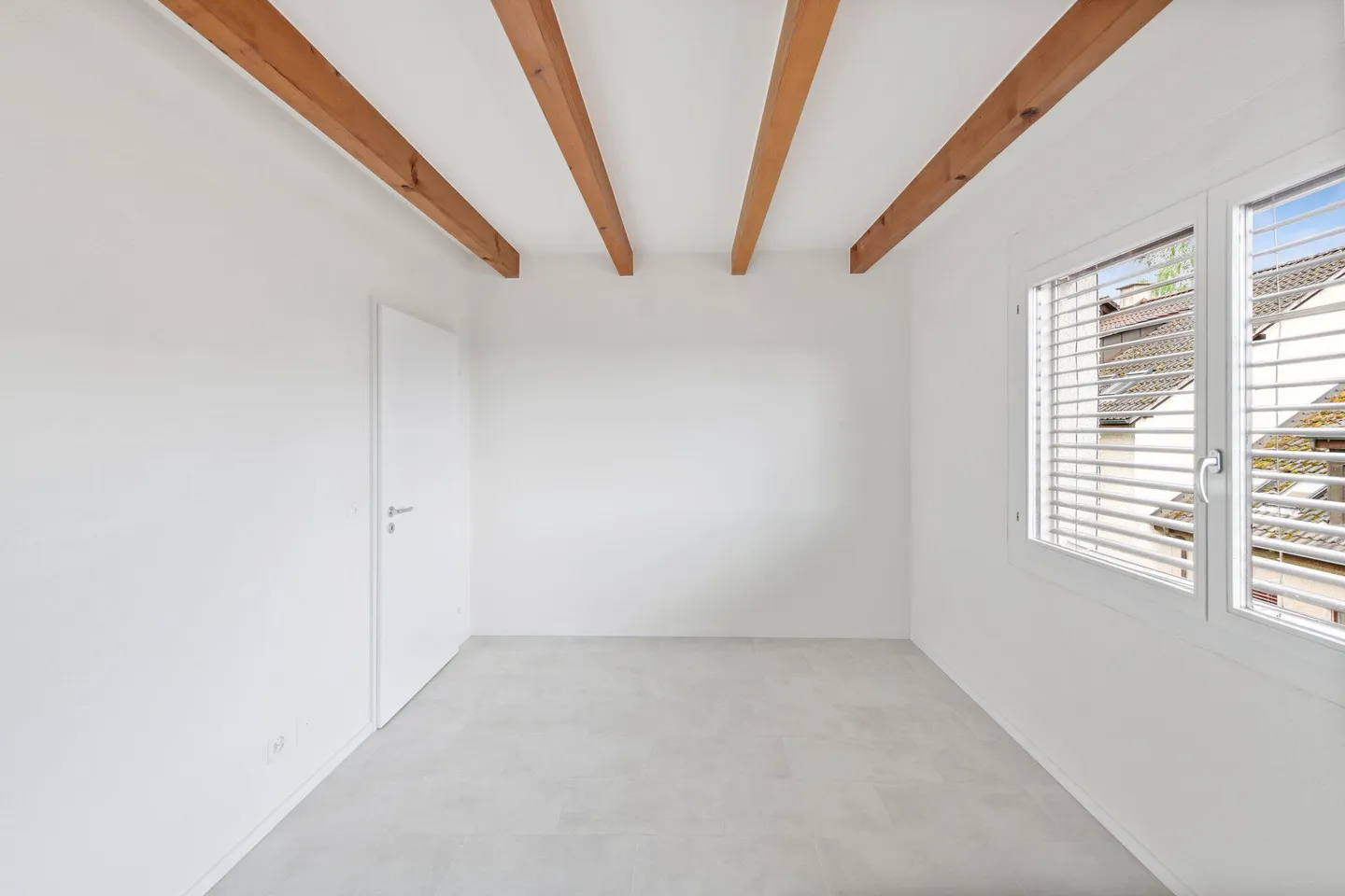 RENOVATED, QUIET AND SPACIOUS - Photo 3 of 9