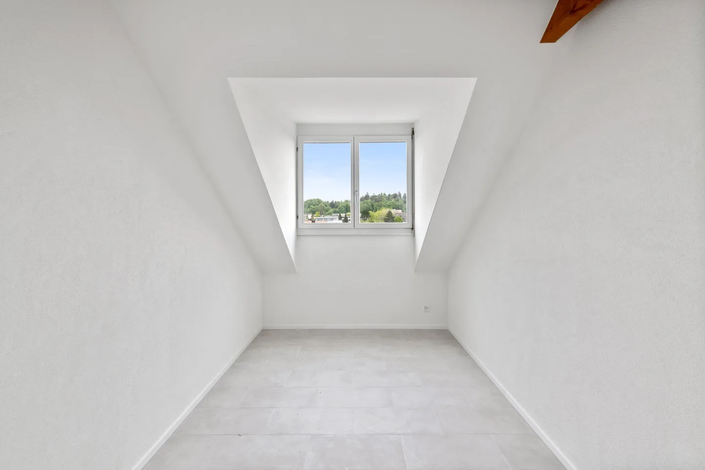 RENOVATED, QUIET AND SPACIOUS - Photo 4 of 9