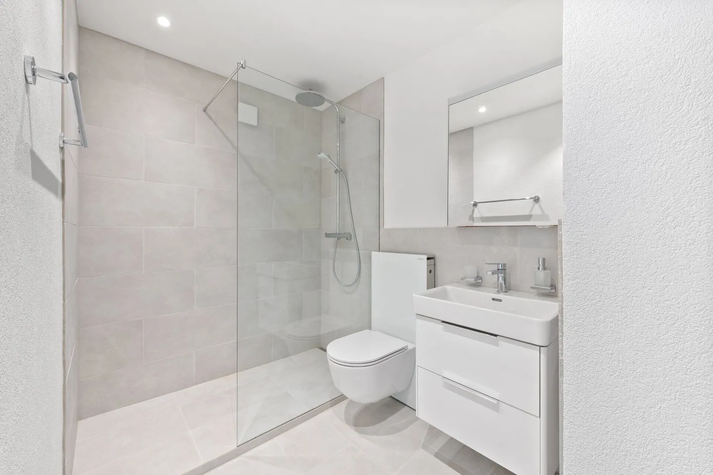 RENOVATED, QUIET AND SPACIOUS - Photo 8 of 9
