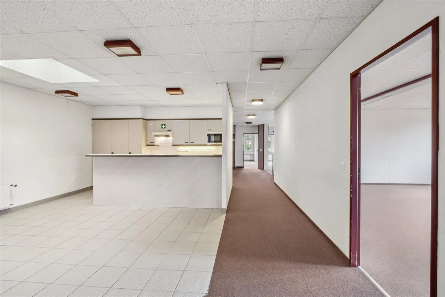 Modern 400 m² Office - Photo 2 of 9