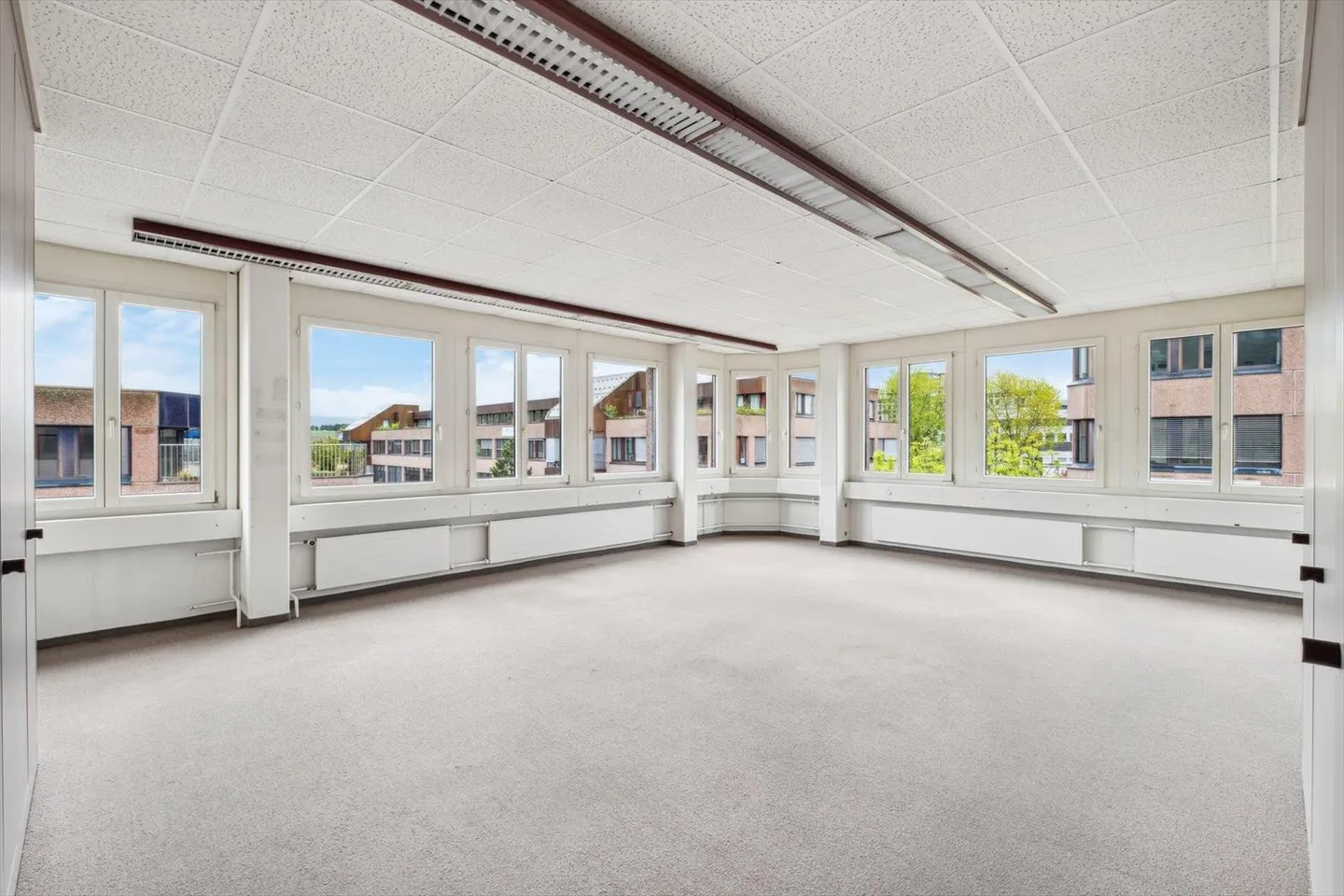 Modern 400 m² Office - Photo 3 of 9