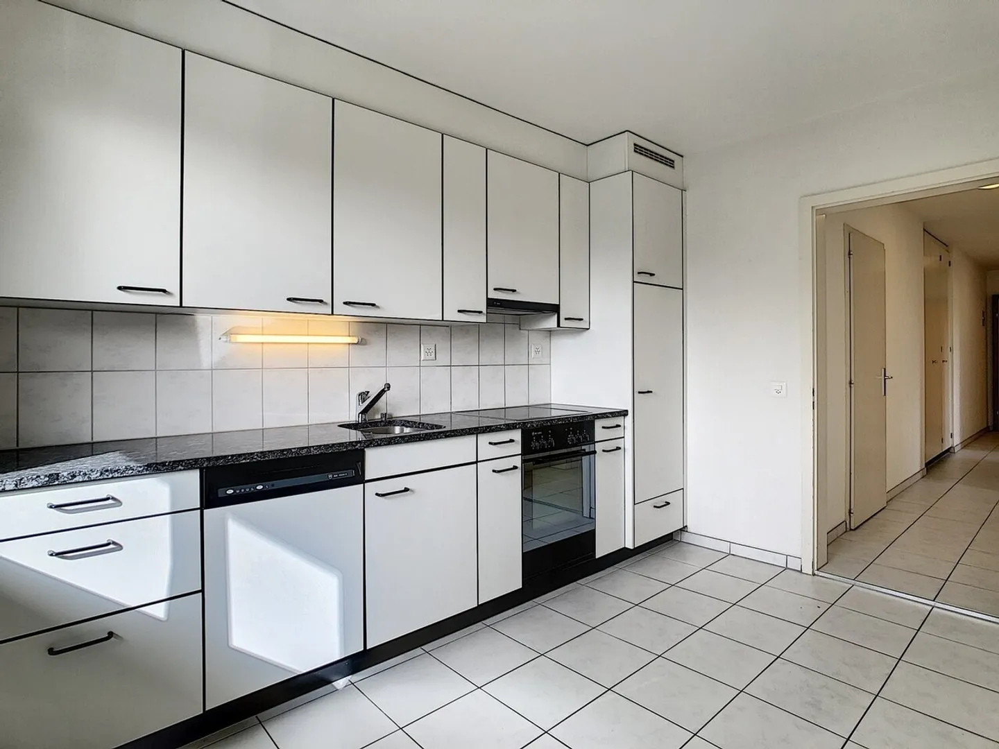 Helle 3½ Zimmer in der Nähe aller Annehmlichkeiten - Foto 1 von 13