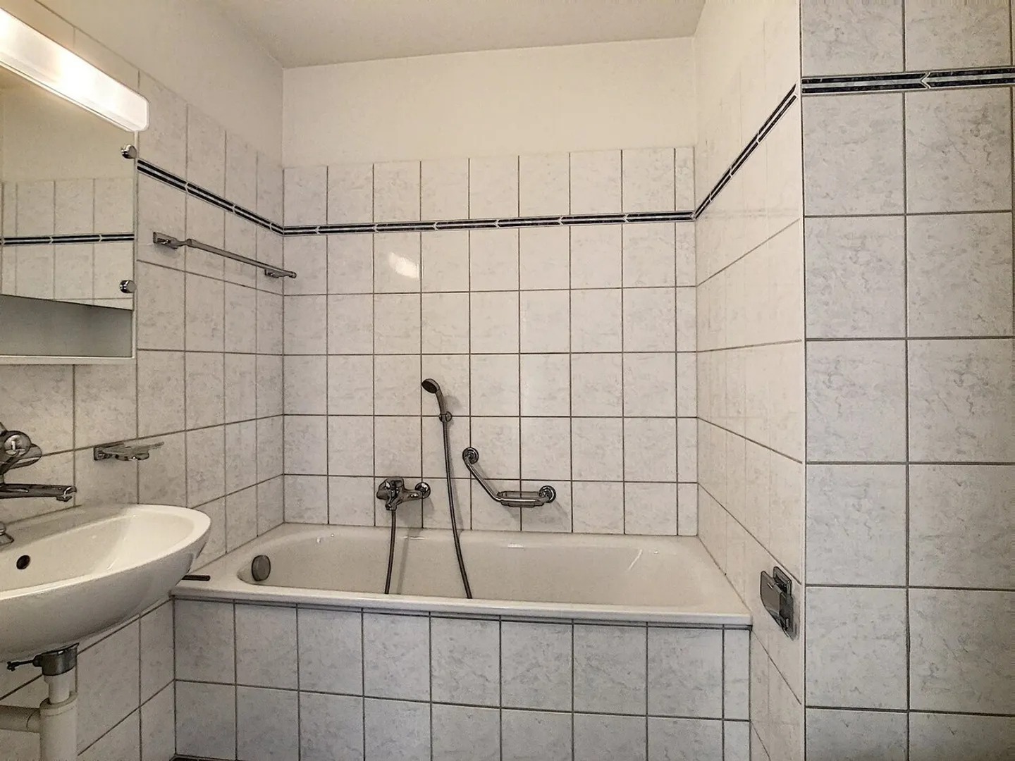 Helle 3½ Zimmer in der Nähe aller Annehmlichkeiten - Foto 9 von 13