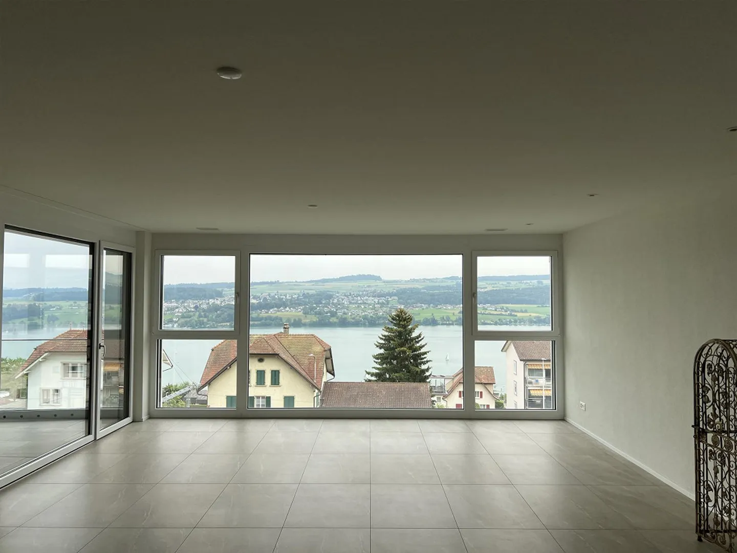 Modernes Apartment mit Seesicht - Foto 2 von 11
